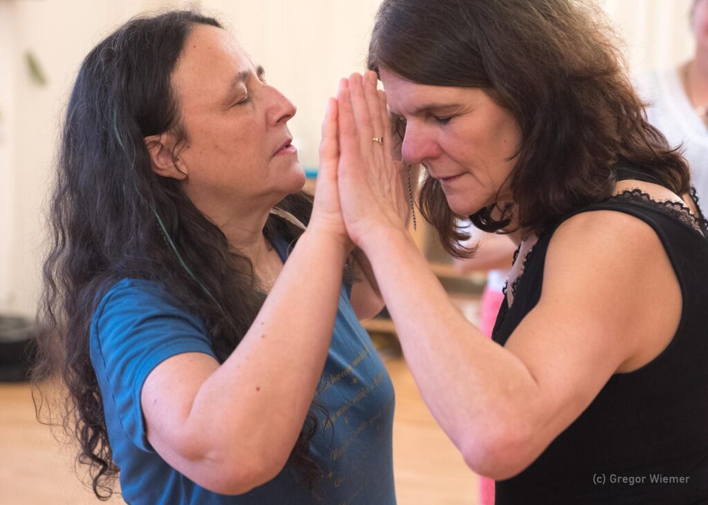 Biodanza Münster: Birgit Mutze und Myrthes Gonzales. © Gregor Wiemer