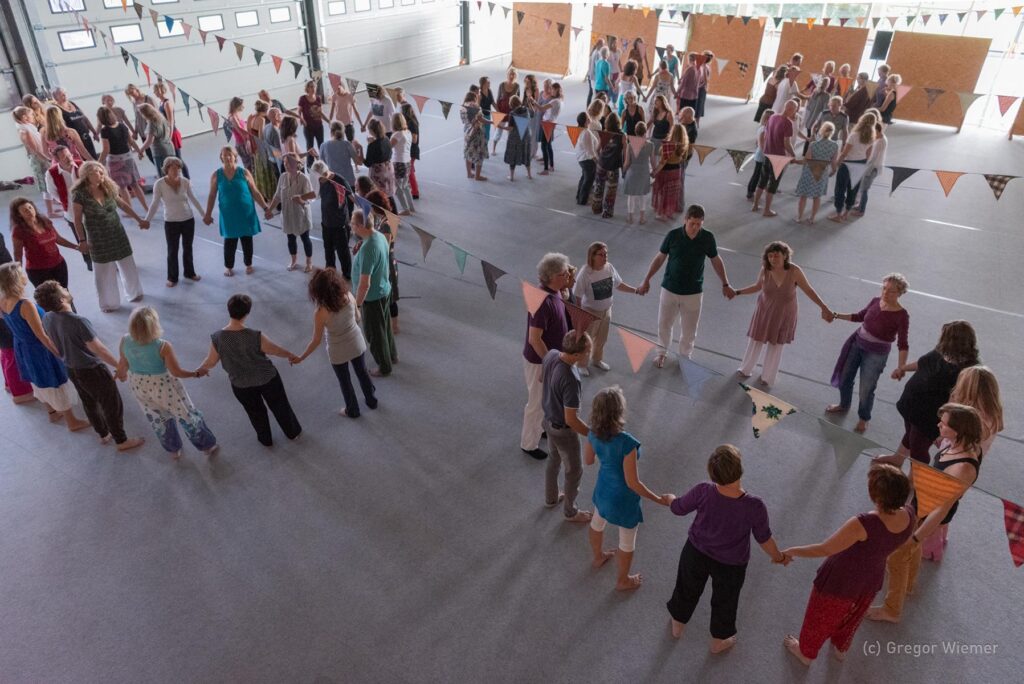 Biodanza Münster: Menschen tanzen in Kreisen. Foto: Gregor Wiemer.