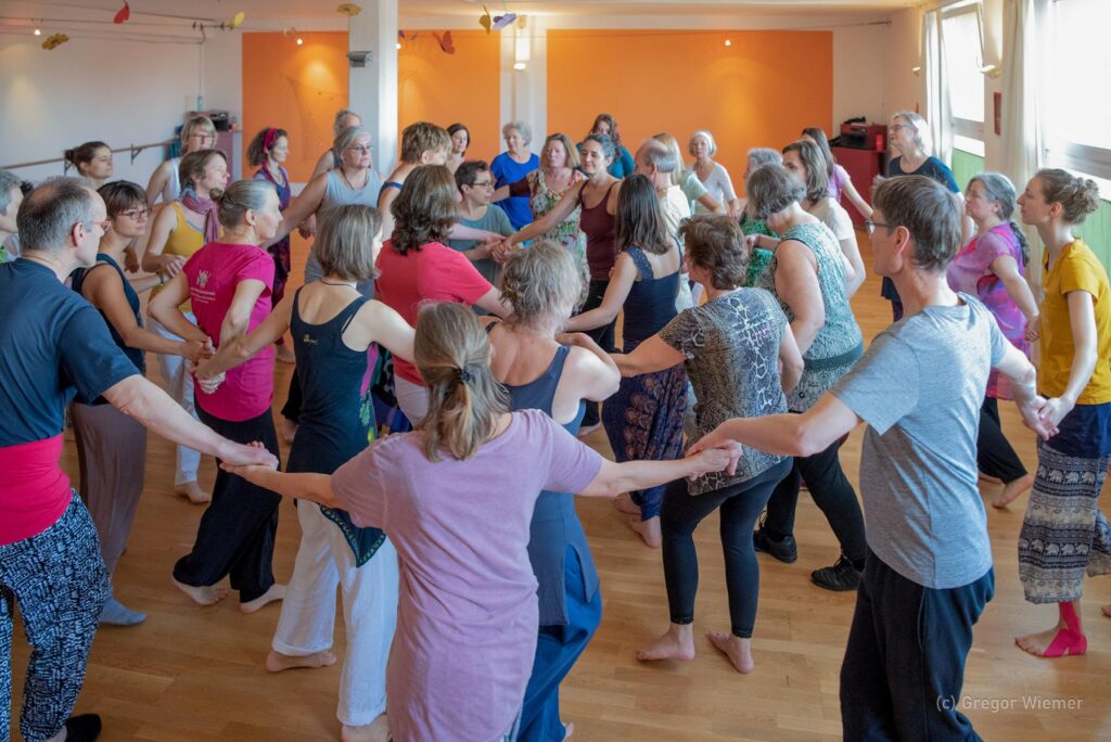 Biodanza Münster: Menschen tanzend im Kreis